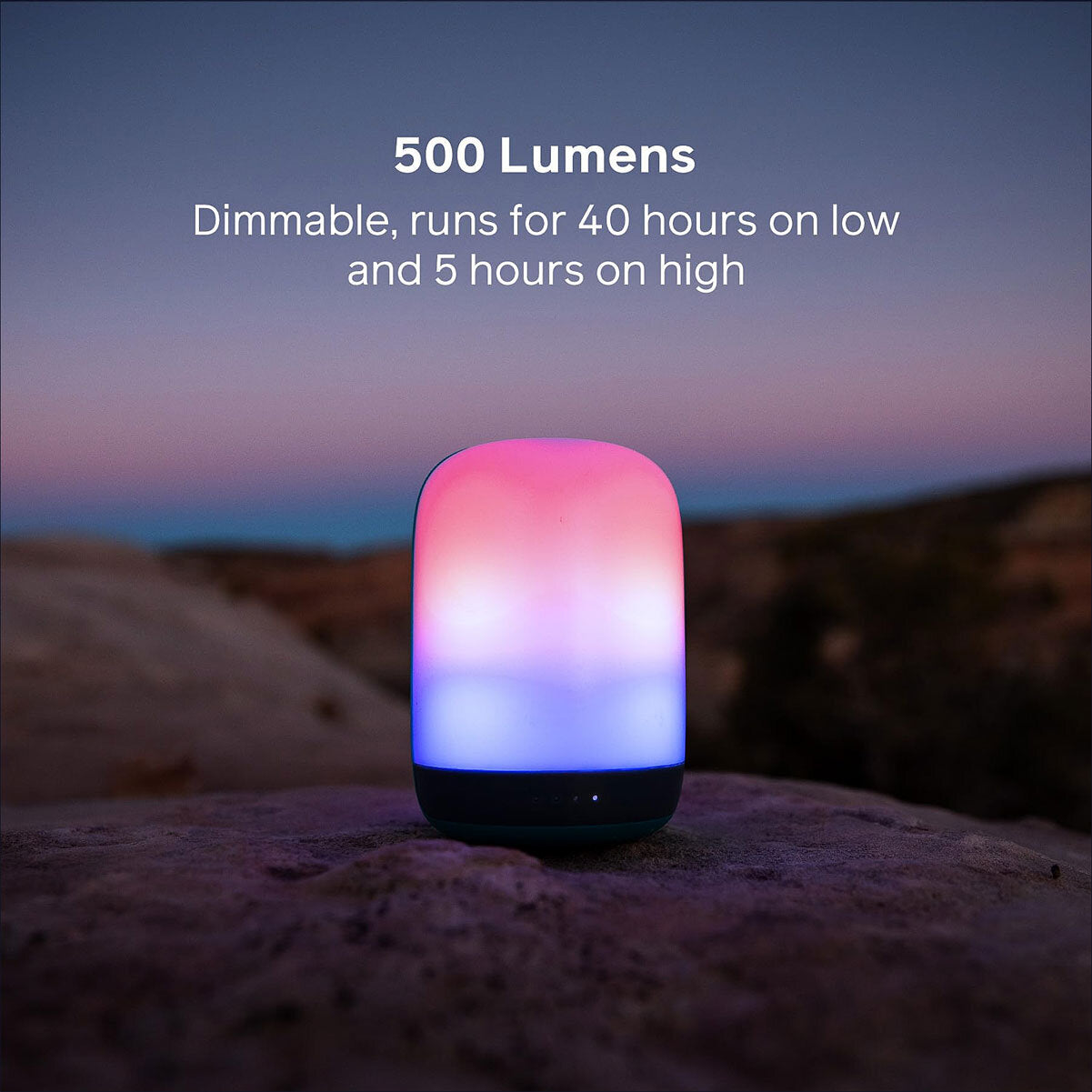 Smartphone mit farbigem, dimmbarem Licht, auf Felsen bei Sonnenuntergang.
