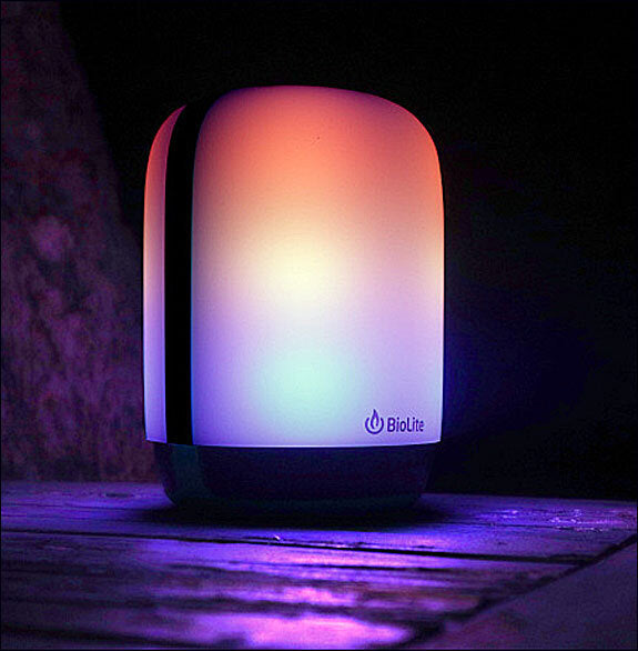 Lichttherapie-Lampe mit Farbwechsel, auf einem Holzuntergrund, dunkler Hintergrund, Biolite-Logo sichtbar.