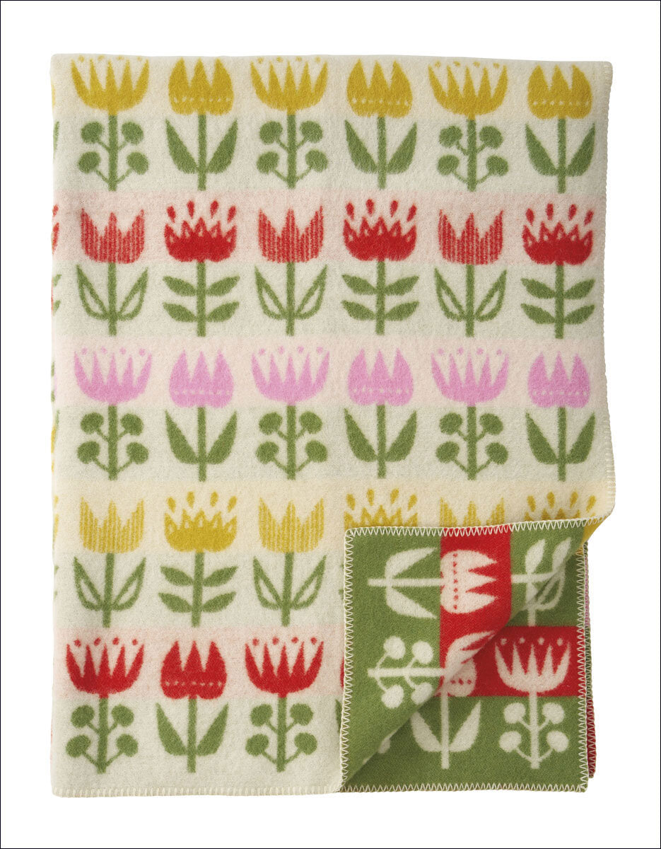 Frottee-Handtuch mit bunten Blumenmustern in Gelb, Rot, Pink und Grün, teilweise umgeschlagen.