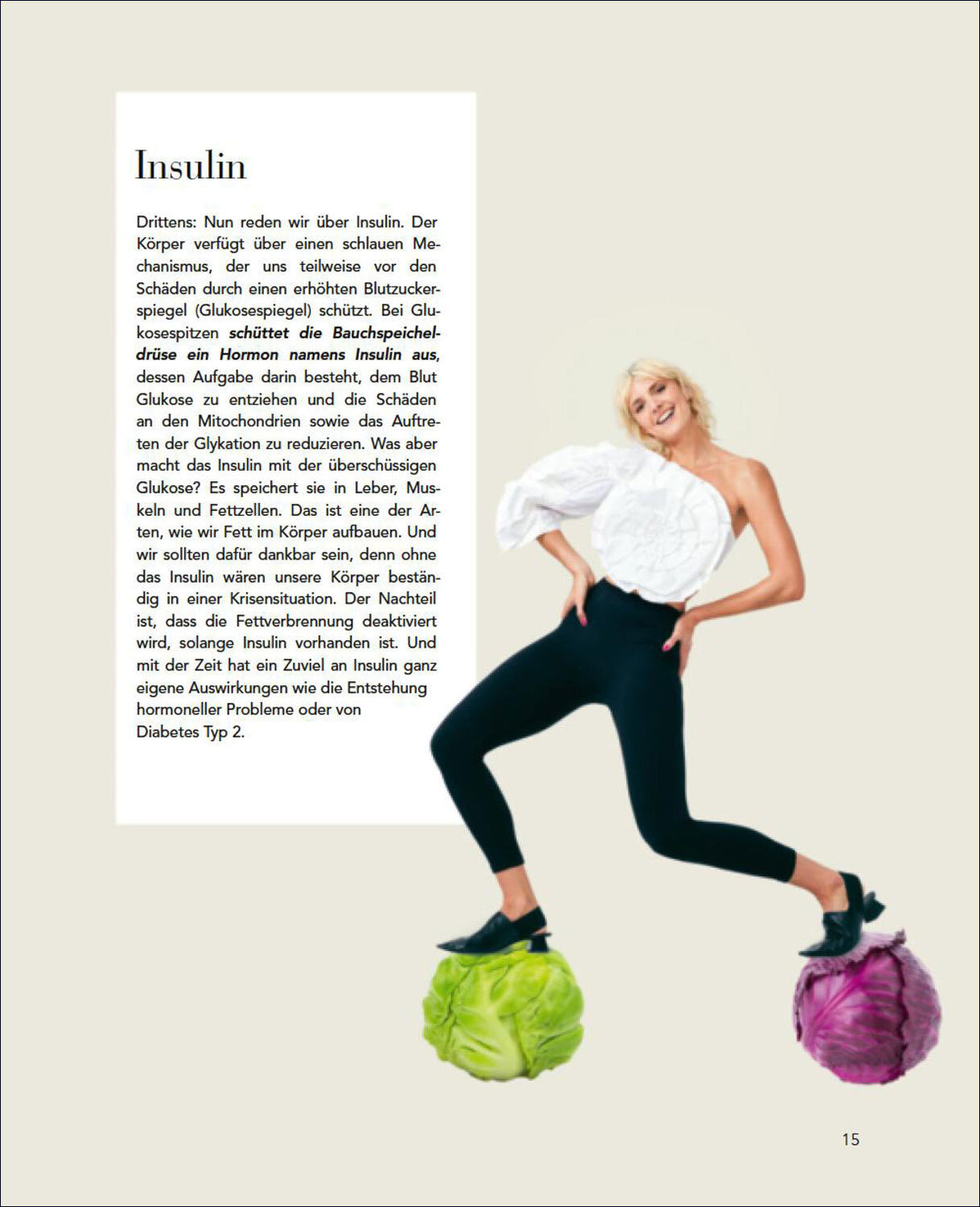 Frau steht auf zwei Kohlköpfen, lächelt, trägt weiße Bluse und schwarze Hose, vor einem hellen Hintergrund.