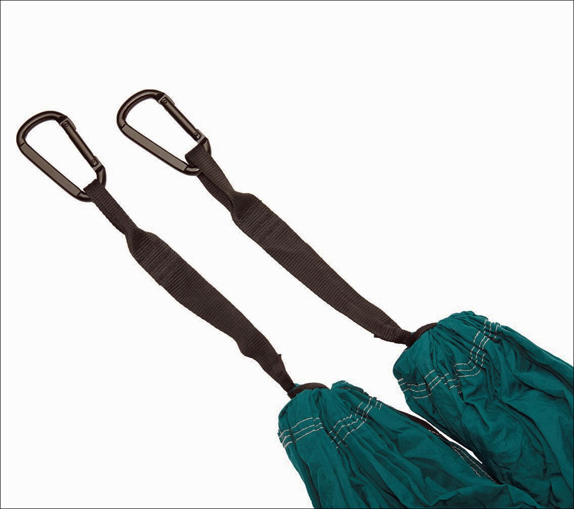 Zwei Tragetaschen mit schwarzen Griffen und Karabinern, die an den Griffen befestigt sind.