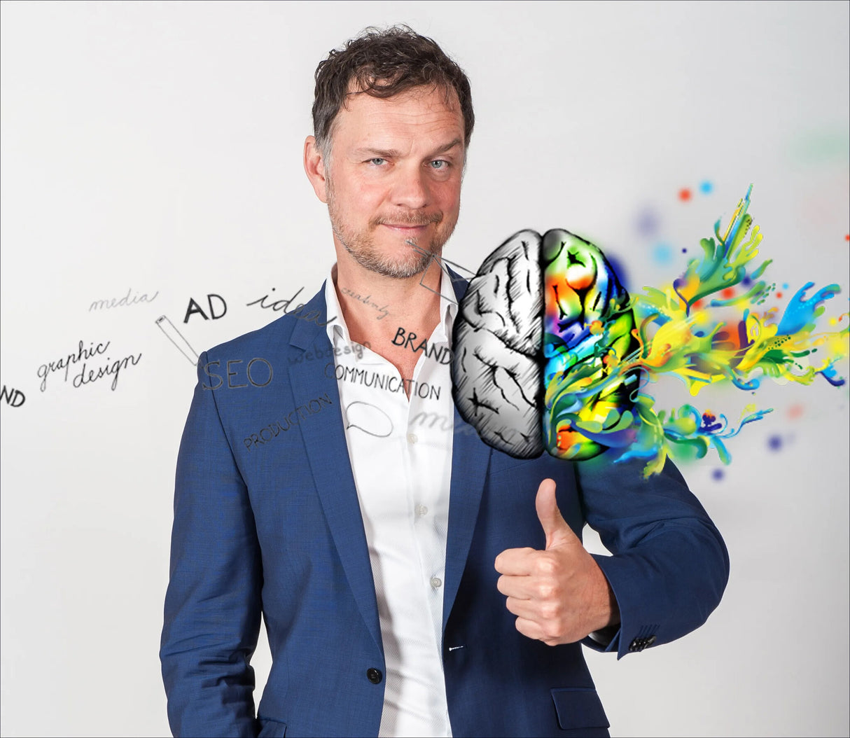 Mensch in Anzug mit digitaler, bunter Gehirn-Illustration, die Kreativität und Innovation symbolisiert.