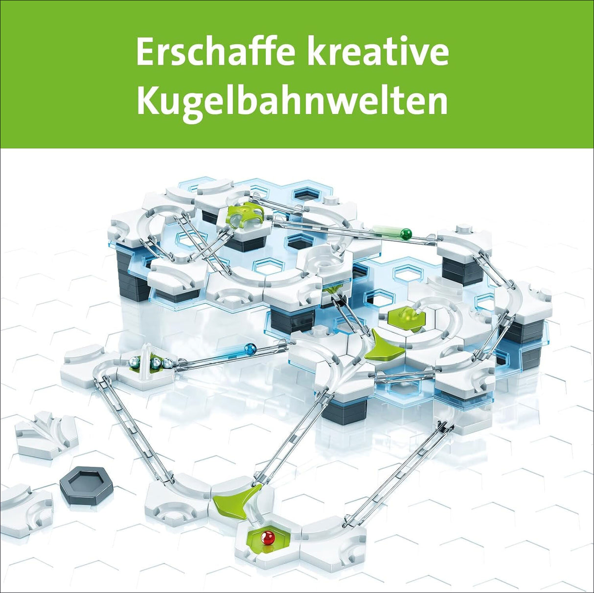 Brettspiel mit weißen, blauen und grünen Elementen, auf hexagonalen Spielfeldern, mit Kugeln und Schienen.
