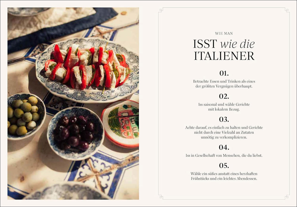 Bunte Antipasti auf einem Teller, umgeben von Oliven und Kirschen, neben einem Text mit Tipps zum italienischen Lebensstil.