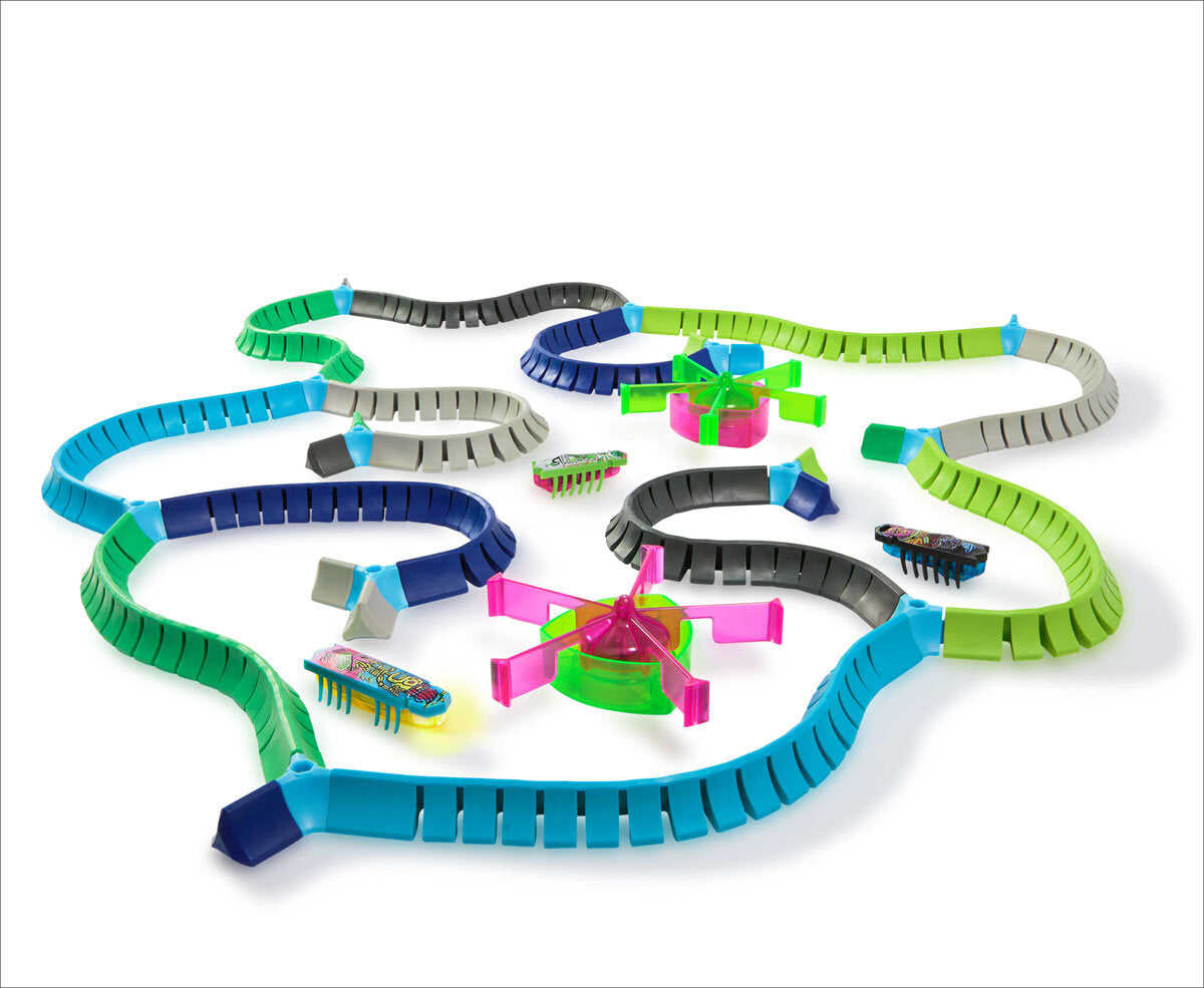 Mehrfarbiger Spielzeug-Rennbahn mit Kurven, Verbindungsstücken und Autos auf weißem Hintergrund.