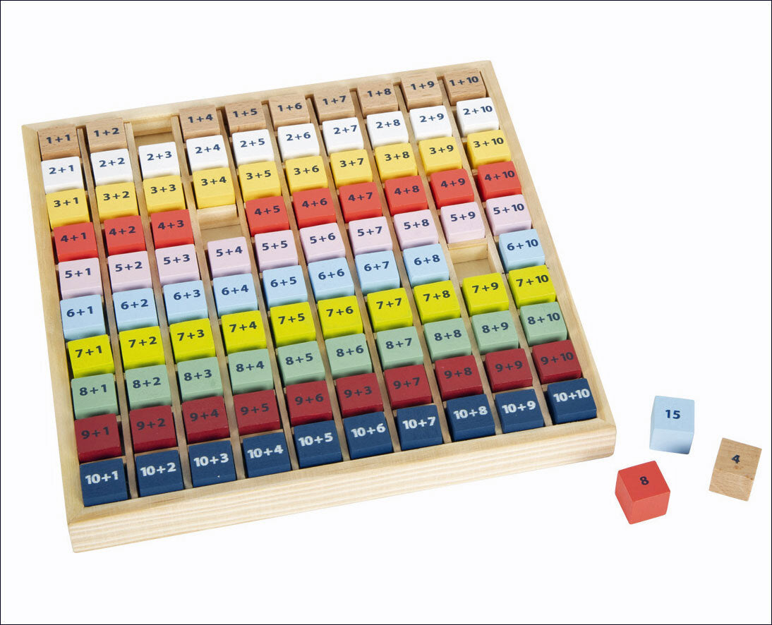 Holz-Rechenwürfel mit farbigen Rechenaufgaben und Zahlen, einige Würfel außerhalb des Kastens.