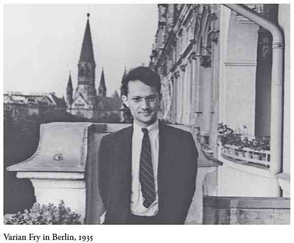 Mann in Anzug und Krawatte steht auf Balkon mit Stadtansicht, Kirchturm im Hintergrund, Schwarz-Weiß-Foto, 1935.