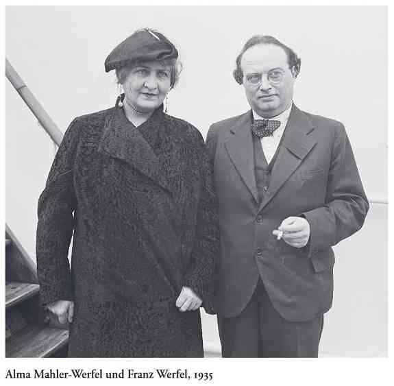 Zwei Menschen, eine Frau mit Hut und ein Mann mit Brille und Fliege, stehen nebeneinander, 1935.