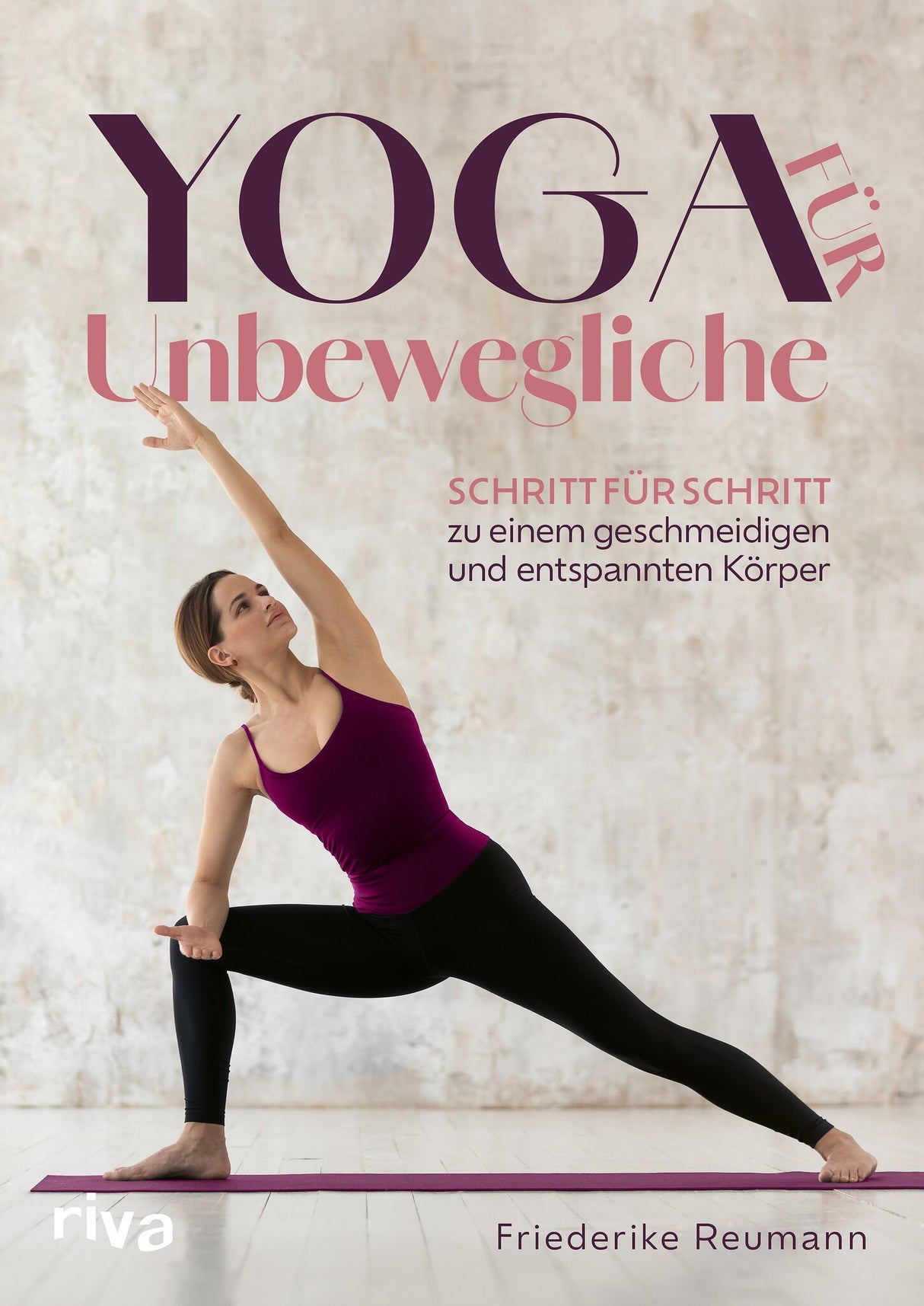 Frau in Yoga-Pose auf Yogamatte, trägt dunkle Leggings und lila Top, vor hellem Hintergrund.