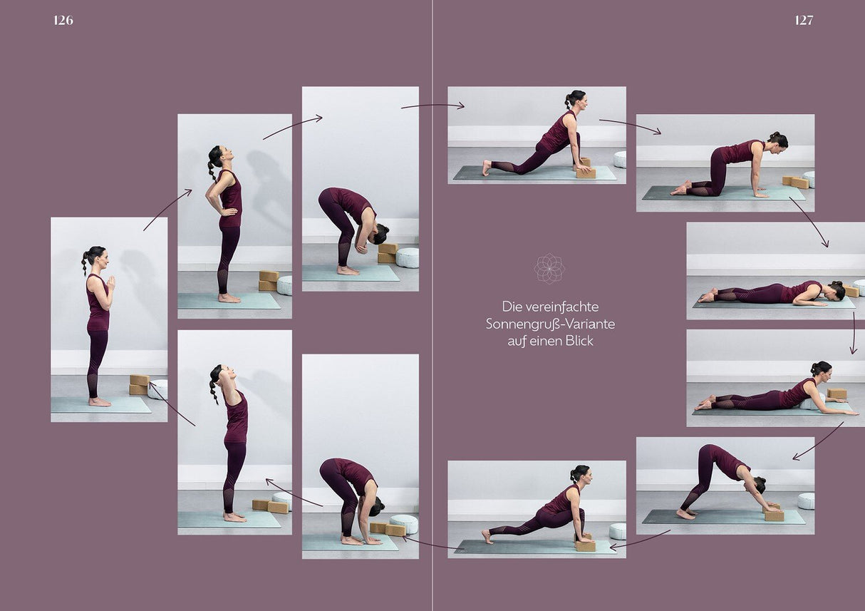 Frau in verschiedenen Yoga-Posen, mit Blöcken und Kissen, auf grauem Hintergrund.