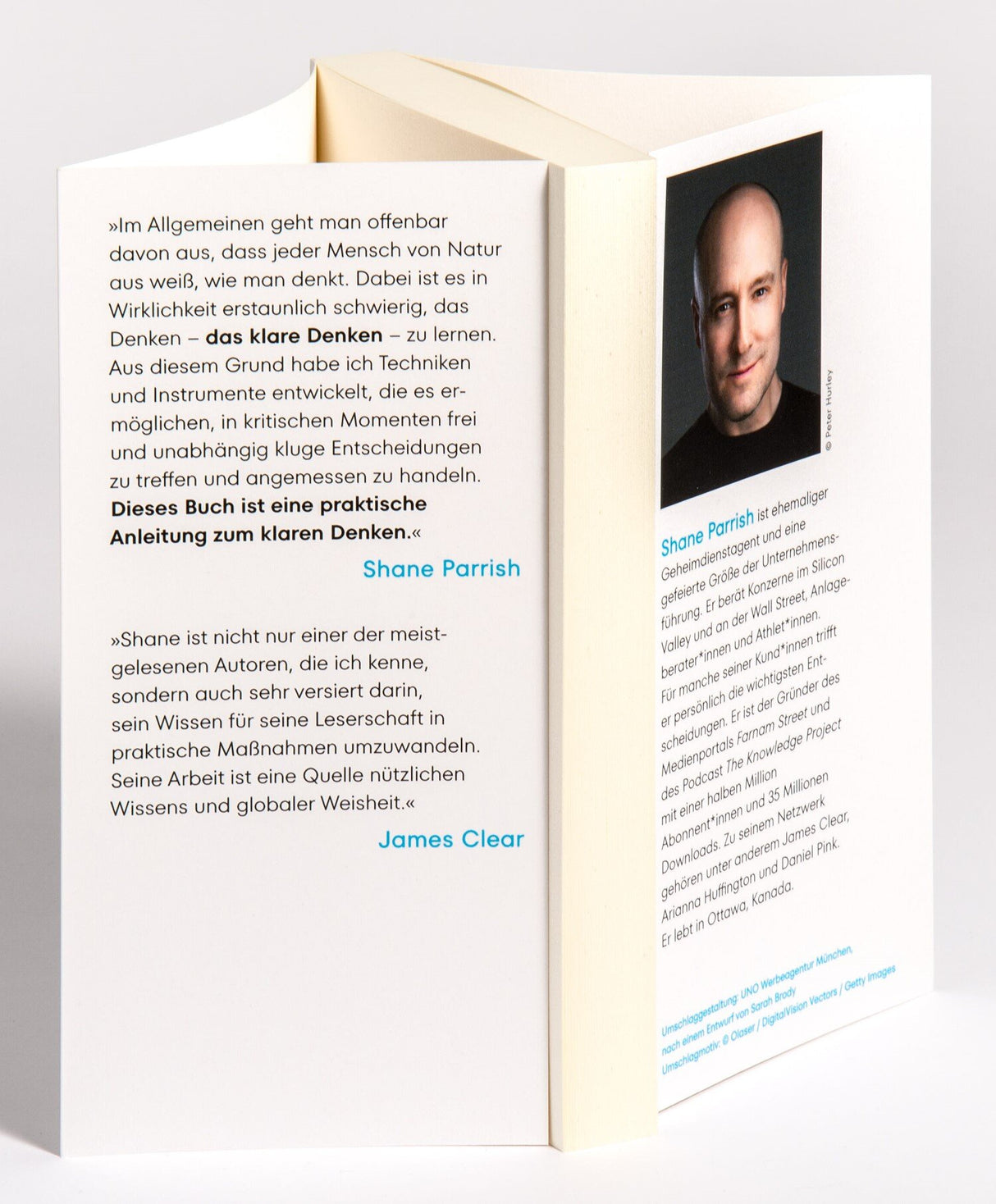 Offene Buchseite mit Text über Shane Parrish und James Clear, daneben ein Porträtfoto von Shane Parrish.