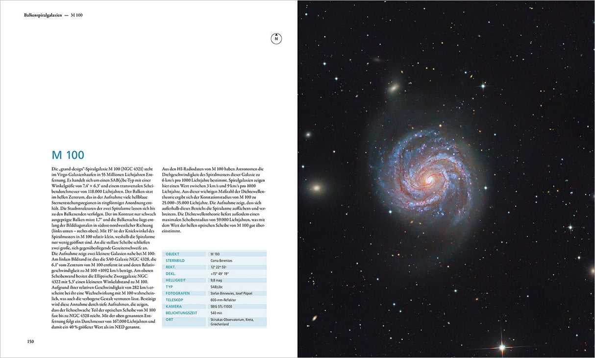 Doppelbild: Linke Seite Textbeschreibung der Galaxie M 100, rechte Seite farbige Aufnahme der Spiralgalaxie.