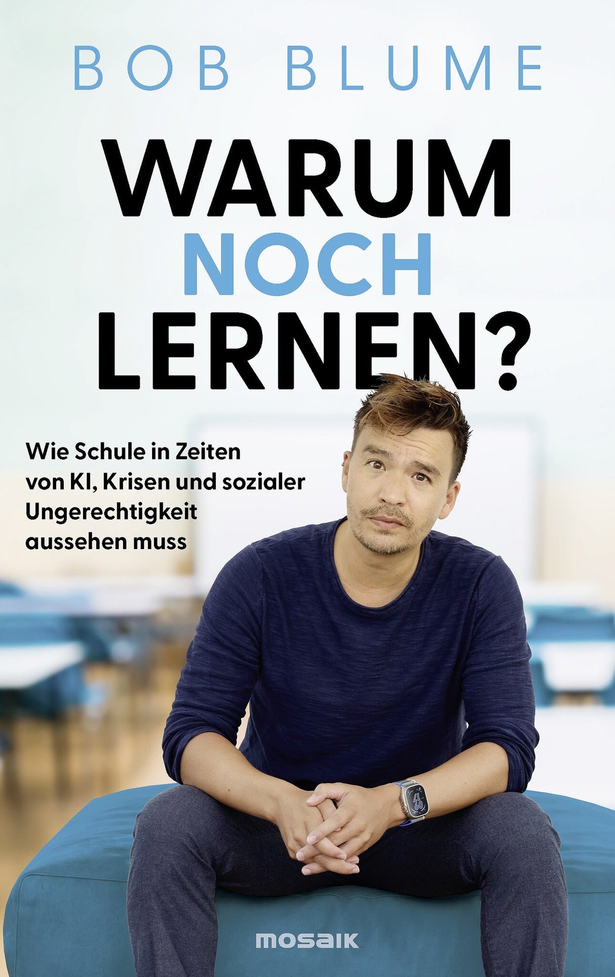 Buchcover mit einem Mann, der auf einem blauen Sitz sitzt, Titel "Warum noch lernen?"