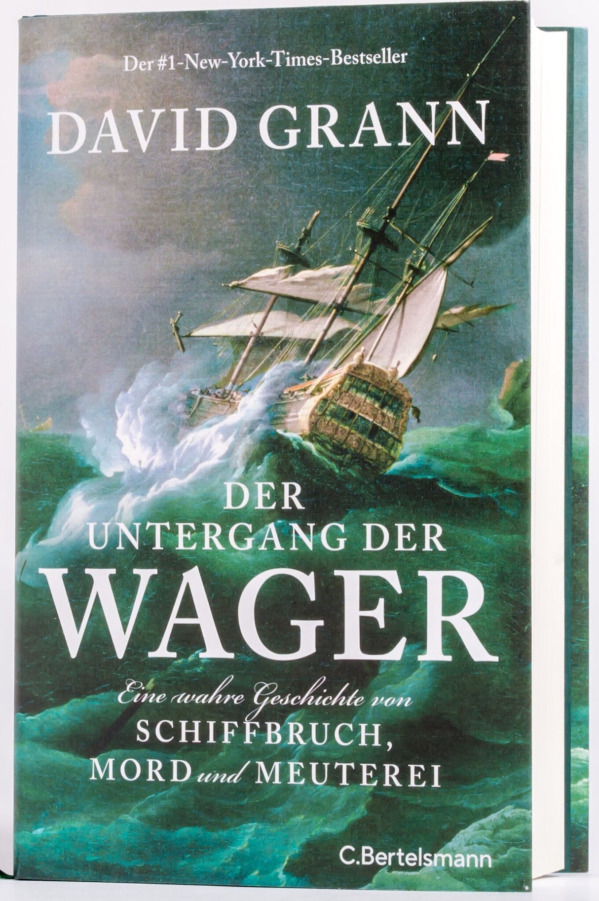 Buchcover mit einem sinkenden Segelschiff in stürmischer See, Titel: "Der Untergang der Wager", Autor: David Grann.