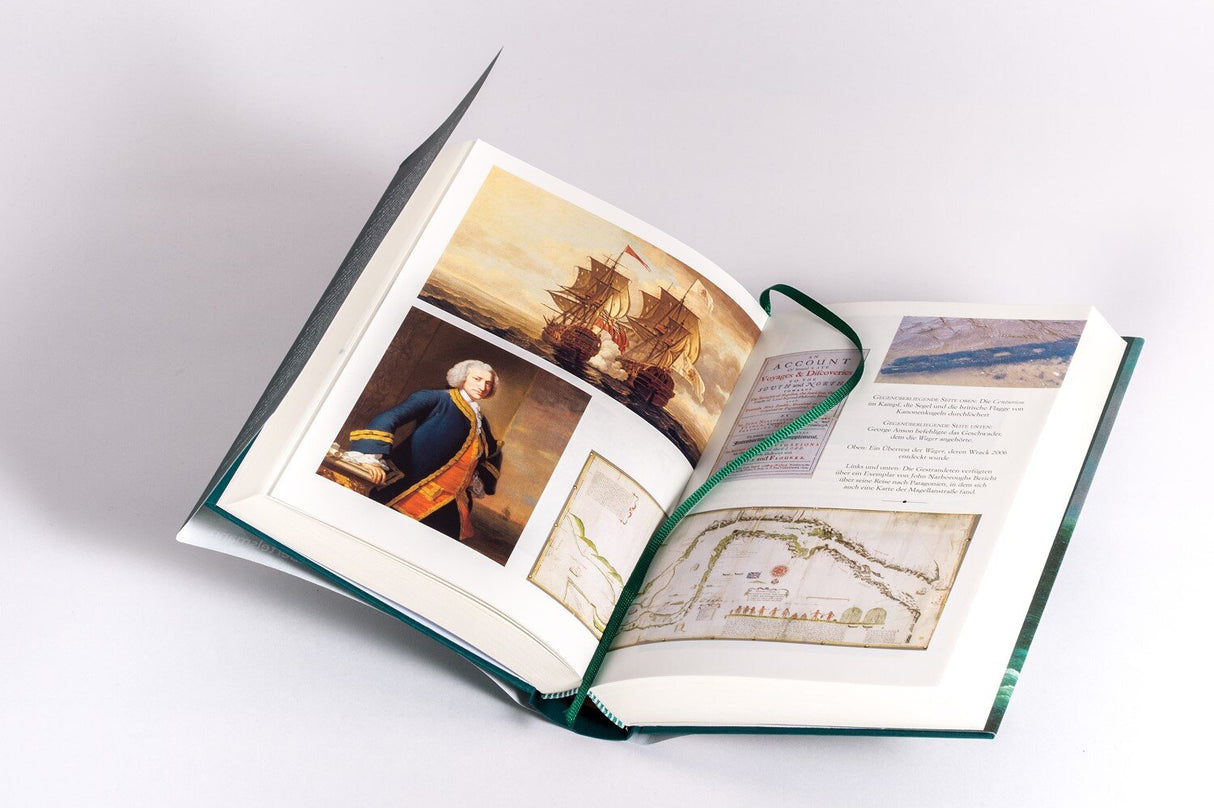 Offenes Buch mit Bildern eines Segelschiffs, eines Mannes in historischer Kleidung und einer Karte.