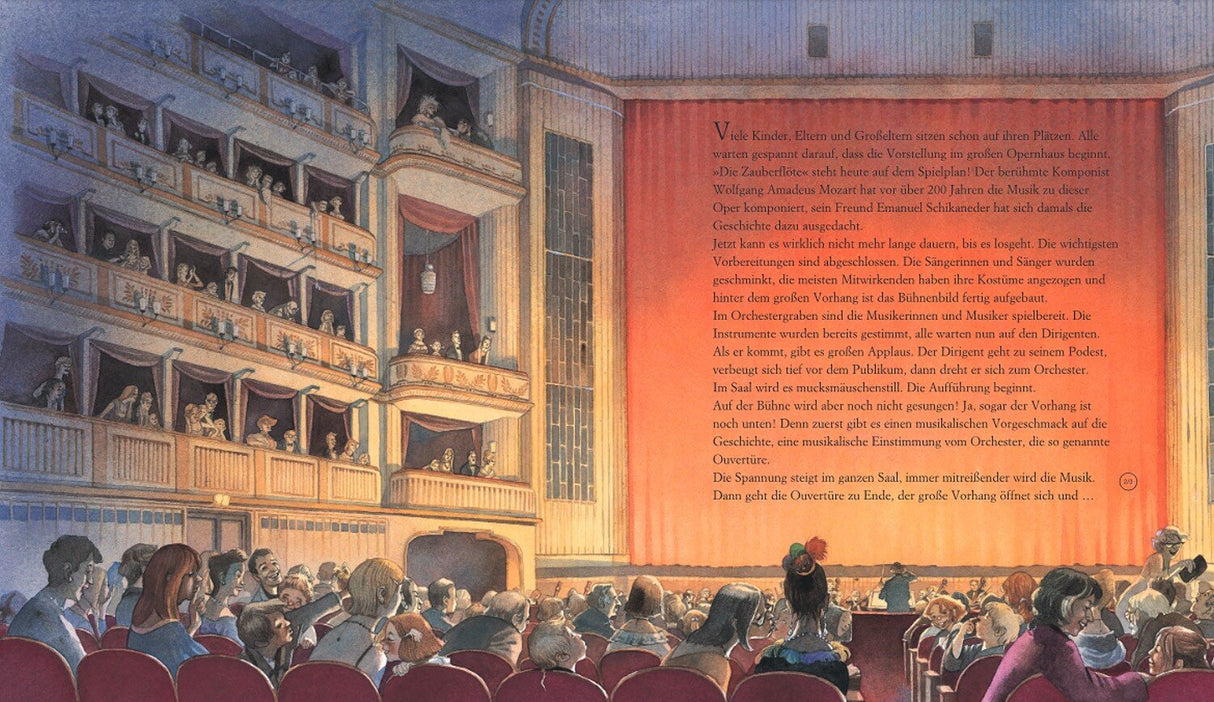 Blick in ein Opernhaus mit Publikum, Bühnenvorhang, Orchestermusiker und Text auf der Bühne.