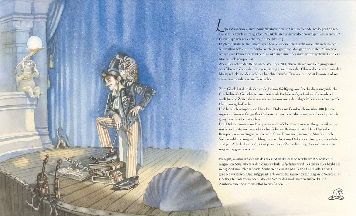 Illustration eines Zauberers auf einer Bühne mit Musikinstrumenten, blauer Vorhang im Hintergrund, Text rechts.