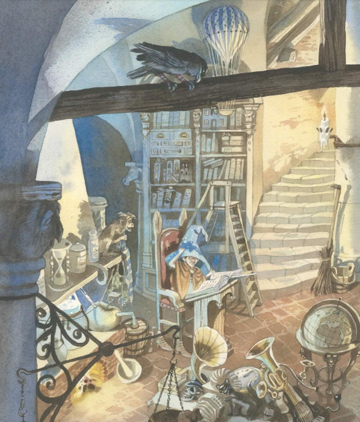 Ein Raum mit Treppe, Bücherregal, Globus, Katze, Zauberer mit Zauberhut, Eule auf Ast, Musikinstrumente