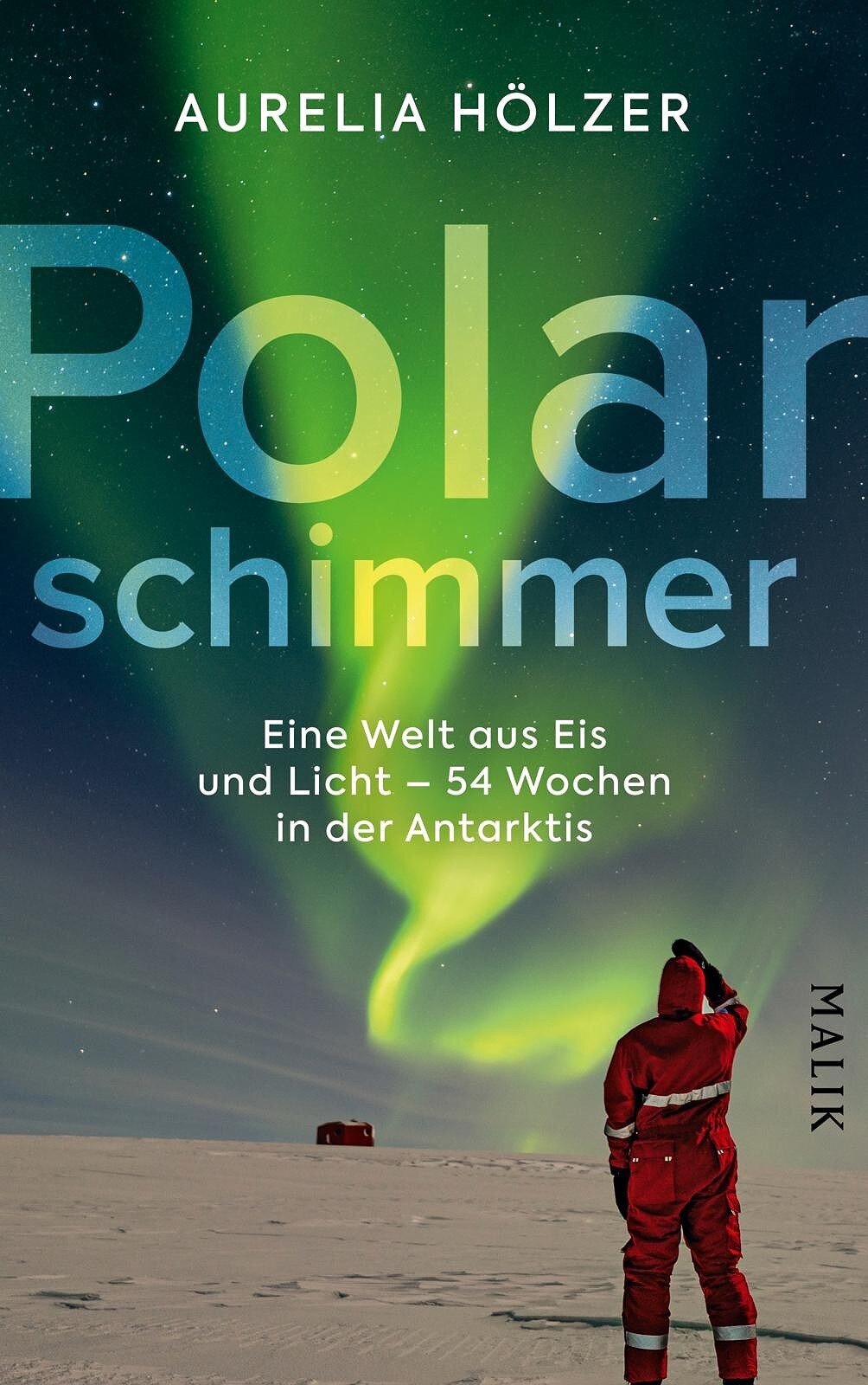 Person in roter Winterkleidung blickt auf den Nachthimmel mit Nordlichtern und Sternen in der Antarktis.