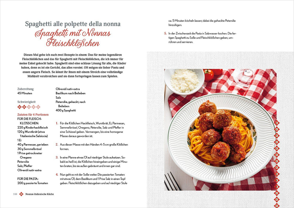 Weißer Teller mit Spaghetti und Fleischbällchen auf rotem und weißem Karostoff, daneben eine kleine Schüssel mit Parmesan.