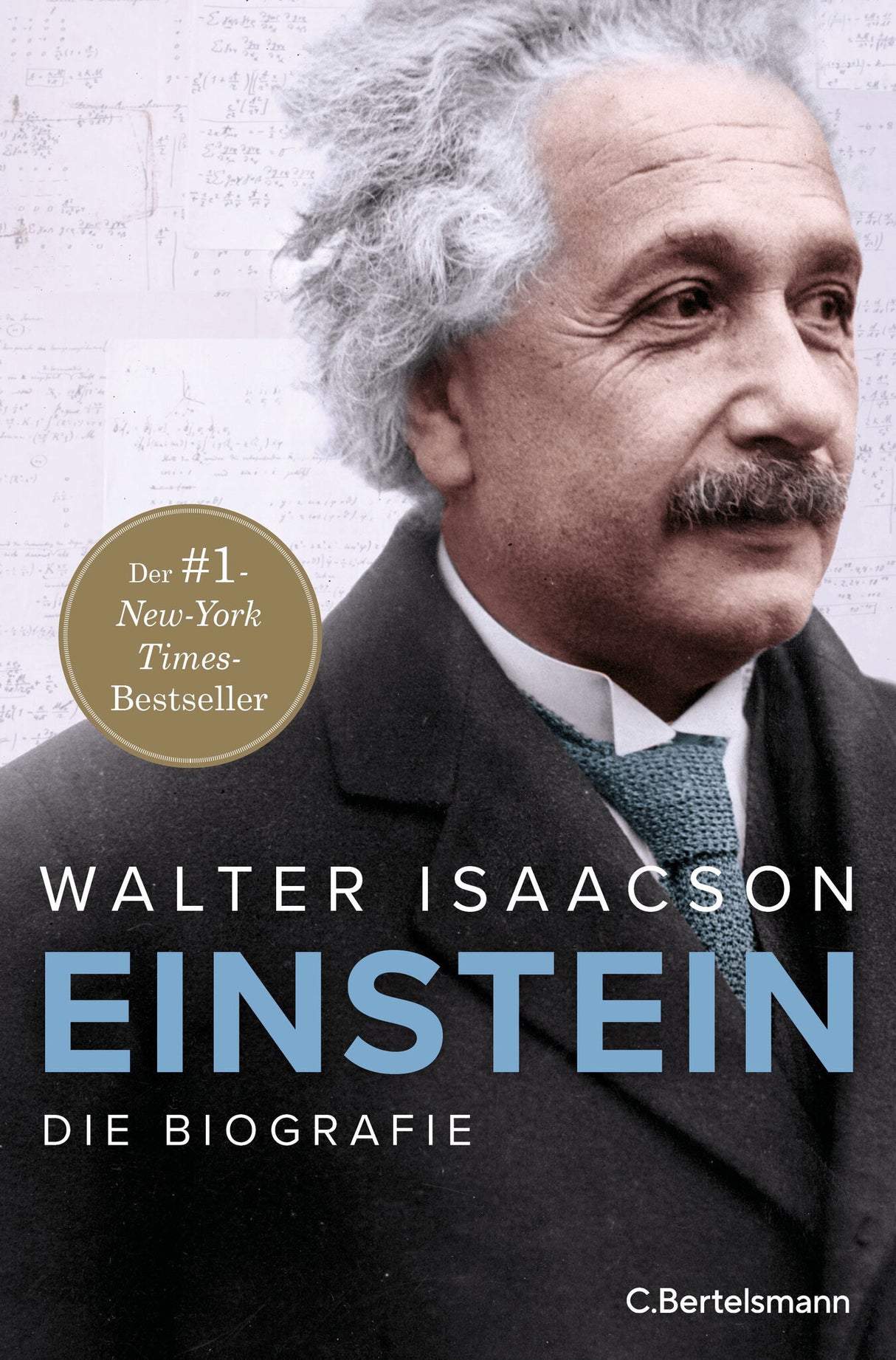 Buchcover mit Porträt von Albert Einstein, Hintergrund mit mathematischen Formeln, Titel "Einstein" und Autor "Walter Isaacson".