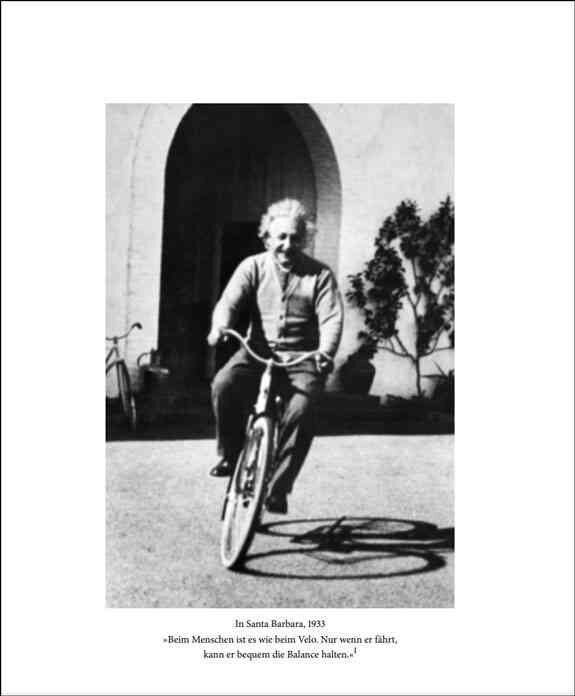 Mann fährt Fahrrad vor einem Gebäude mit Bäumen im Hintergrund, Schwarz-Weiß-Foto, 1933.