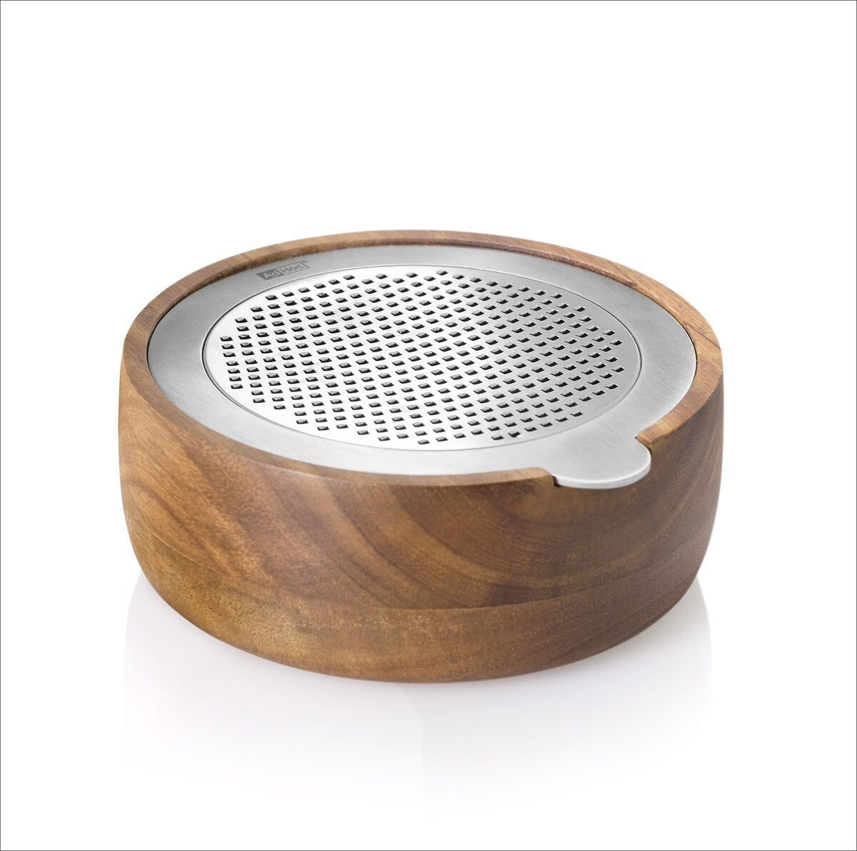 Runder Lautsprecher mit Holzgehäuse und Metallgitter, seitlich mit Kerbe.