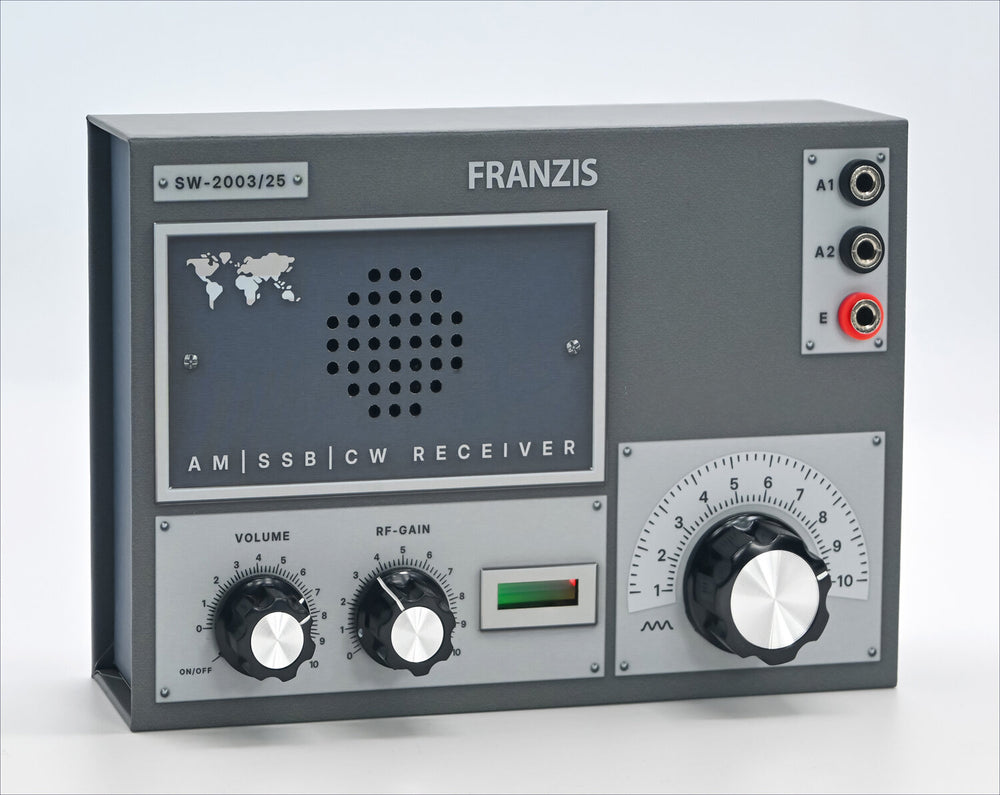Radiogerät mit Lautsprecher, Drehknöpfen, Anschlüssen und Anzeige, vermutlich für Funk- oder Radioempfang.