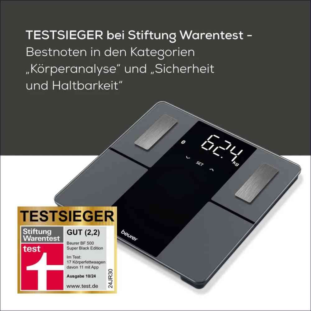 Digitale Personenwaage mit Gewichtsanzeige, Bewertung und Testurteil auf dem Bild.