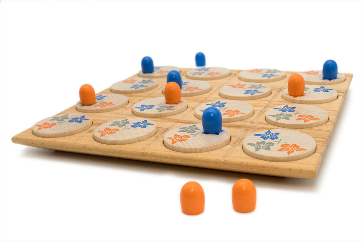 Holz-Staffelspiel mit blauen und orangen Spielfiguren auf runden, blumenmusternden Spielflächen.