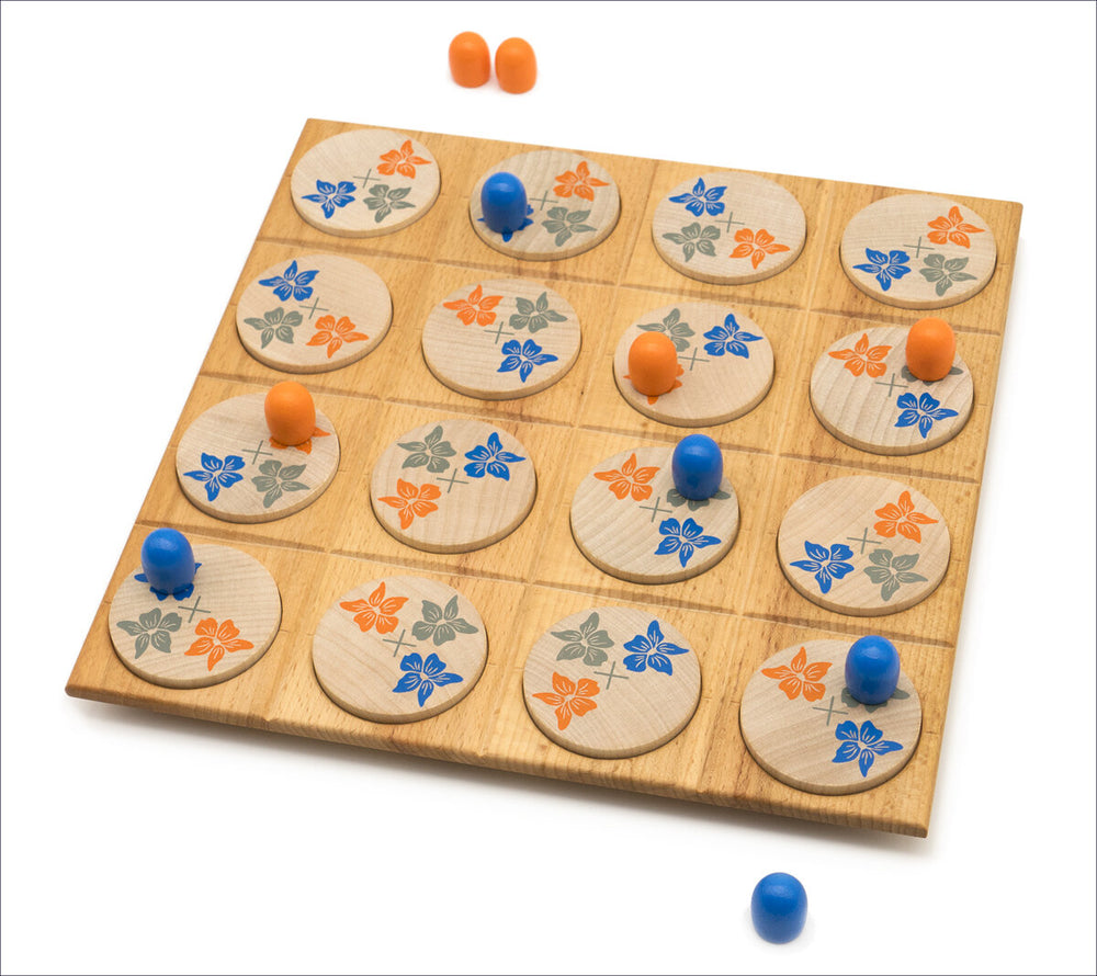 Brettspiel mit runden Holzscheiben, blauen und orangefarbenen Spielfiguren, auf weißem Hintergrund.