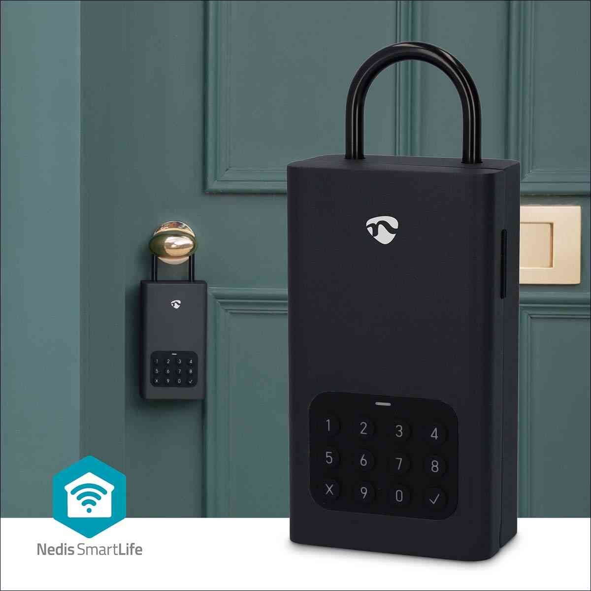 Smartlock mit Zahlencode und Smartphone-Controller an einer Tür, Logo "Nedis SmartLife" im unteren linken Bereich.