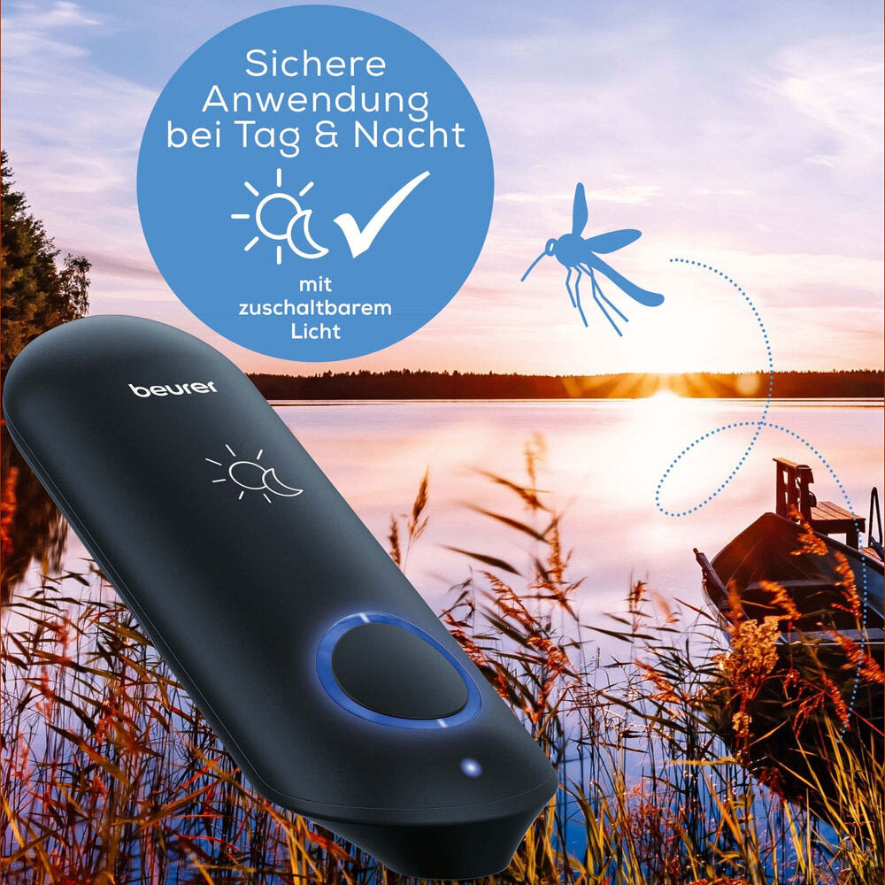 Mückenschutzgerät mit einstellbarem Licht, geeignet für Tag und Nacht, vor Wasser und Natur im Sonnenuntergang.