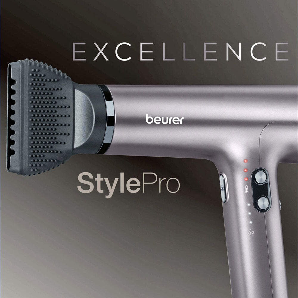 Föhn mit silbernem Gehäuse, Griff mit LED-Leuchten, Beurer-Logo, Text "EXCELLENCE" und "StylePro" im Hintergrund.