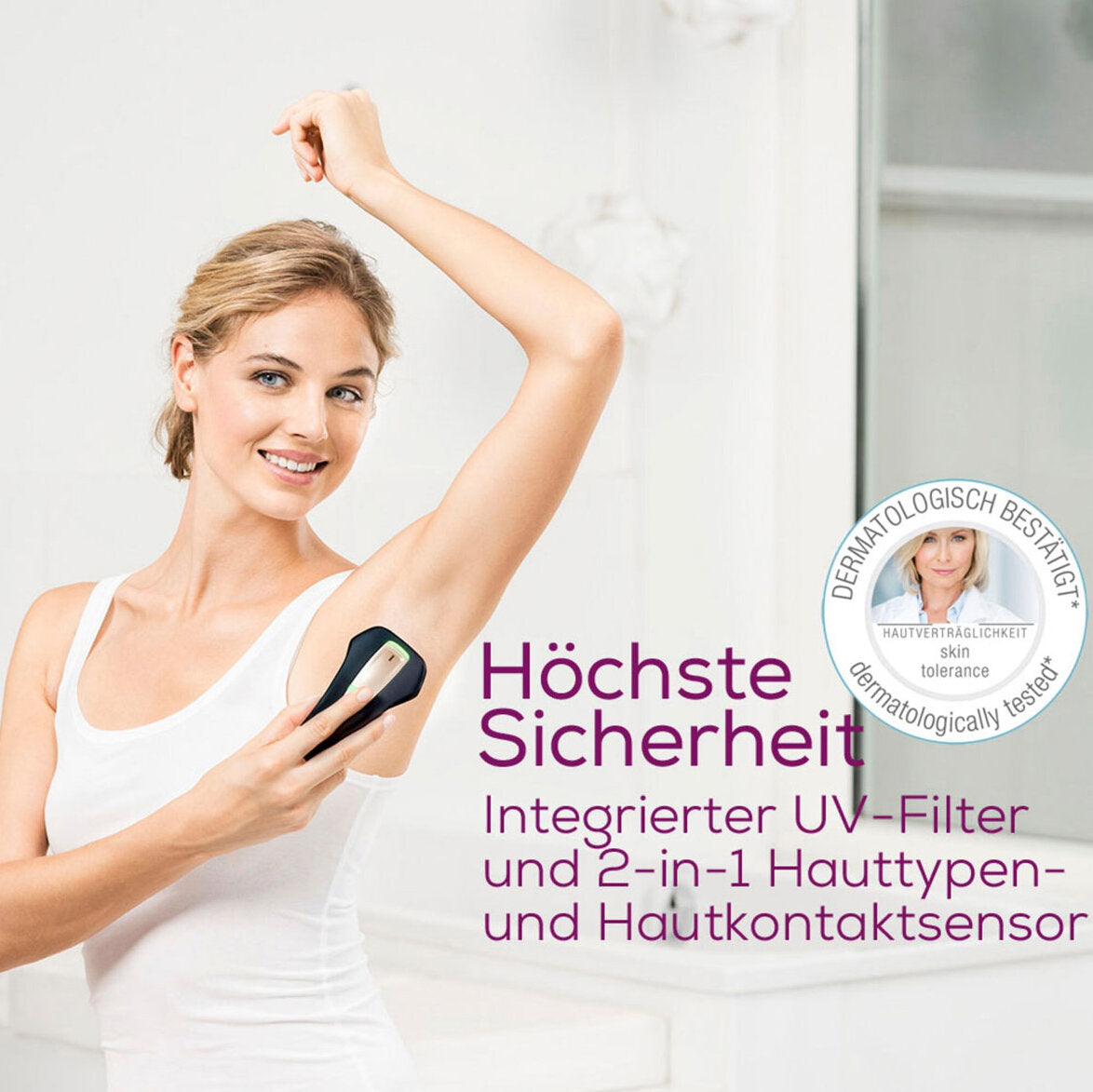 Frau testet Achsel mit Hautkontakt- und UV-Filter, lächelt, trägt weißes Top, im Hintergrund weißer Raum.