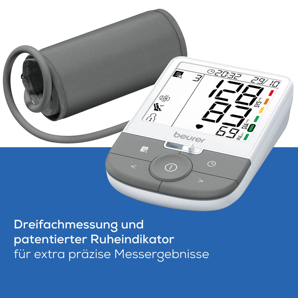 Blutdruckmessgerät mit Manschette und digitalem Display, zeigt Blutdruckwerte und Uhrzeit.