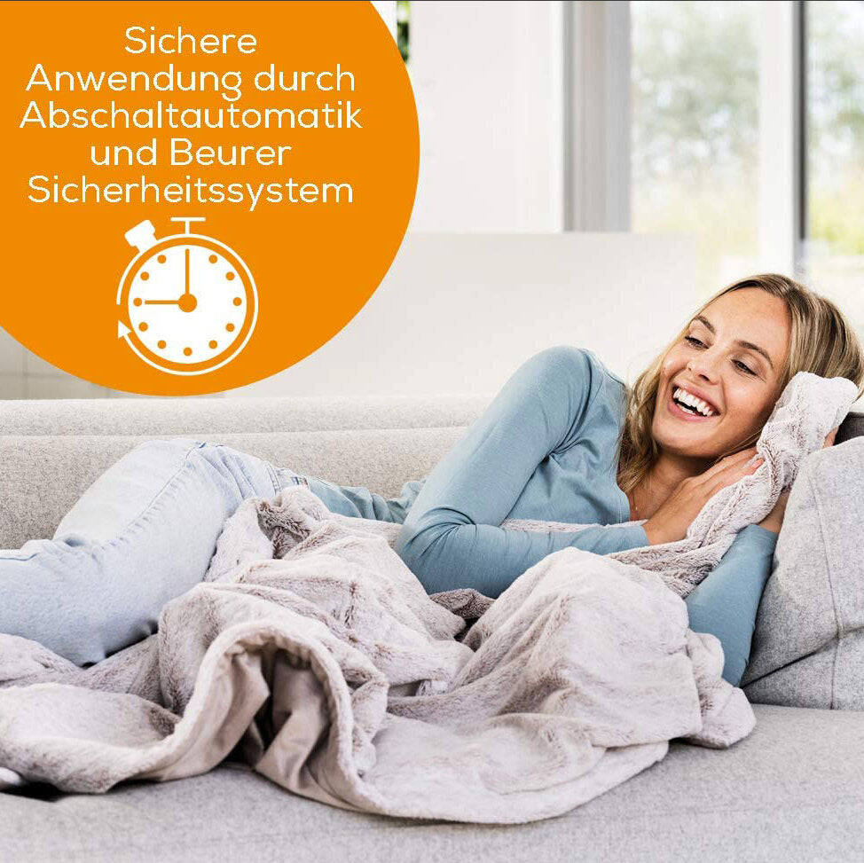 Frau liegt entspannt auf einem Sofa, lächelt, hält ein Kissen, im Hintergrund Fenster, orangefarbener Textblock mit Uhrsymbol.