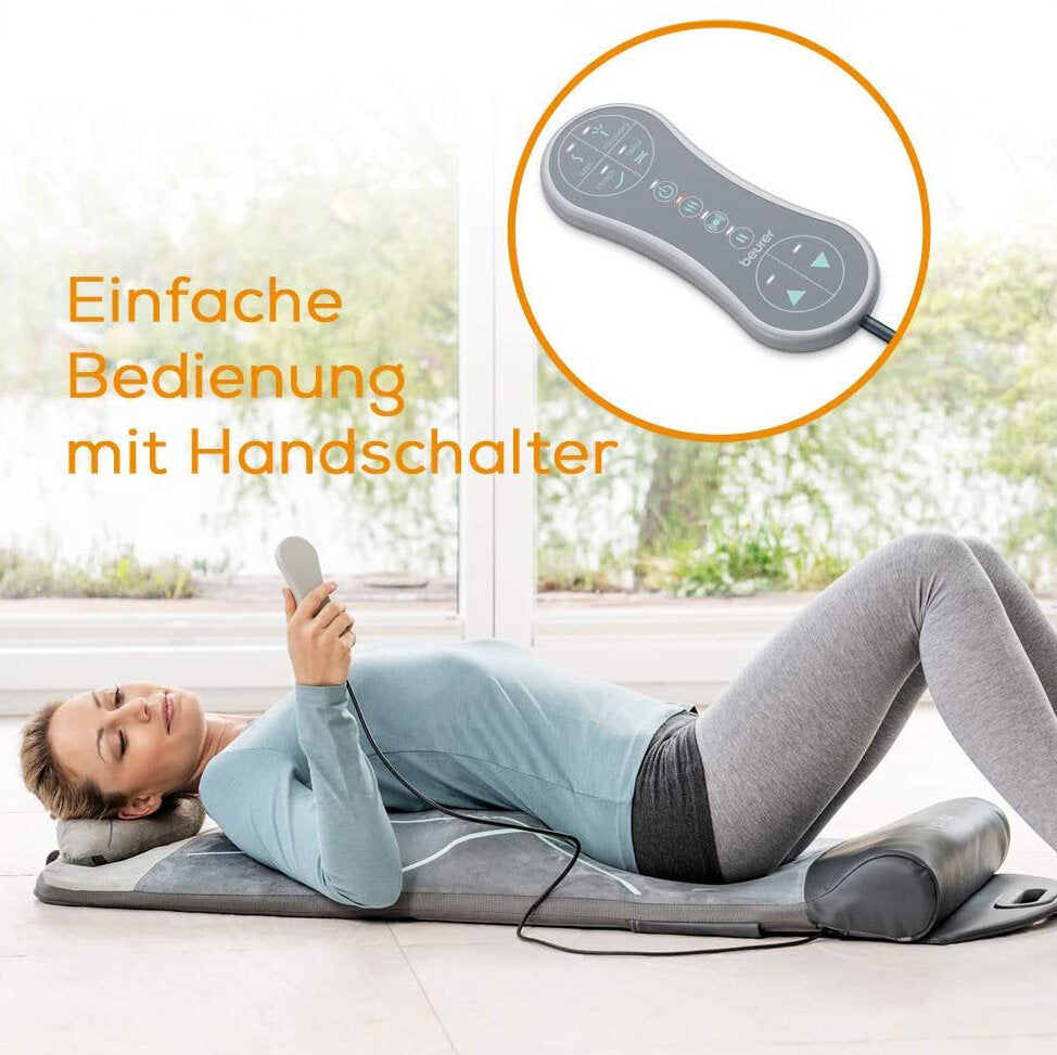 Frau liegt auf einer Matte mit Nackenstütze, hält eine Fernbedienung, Text: "Einfache Bedienung mit Handschalter".