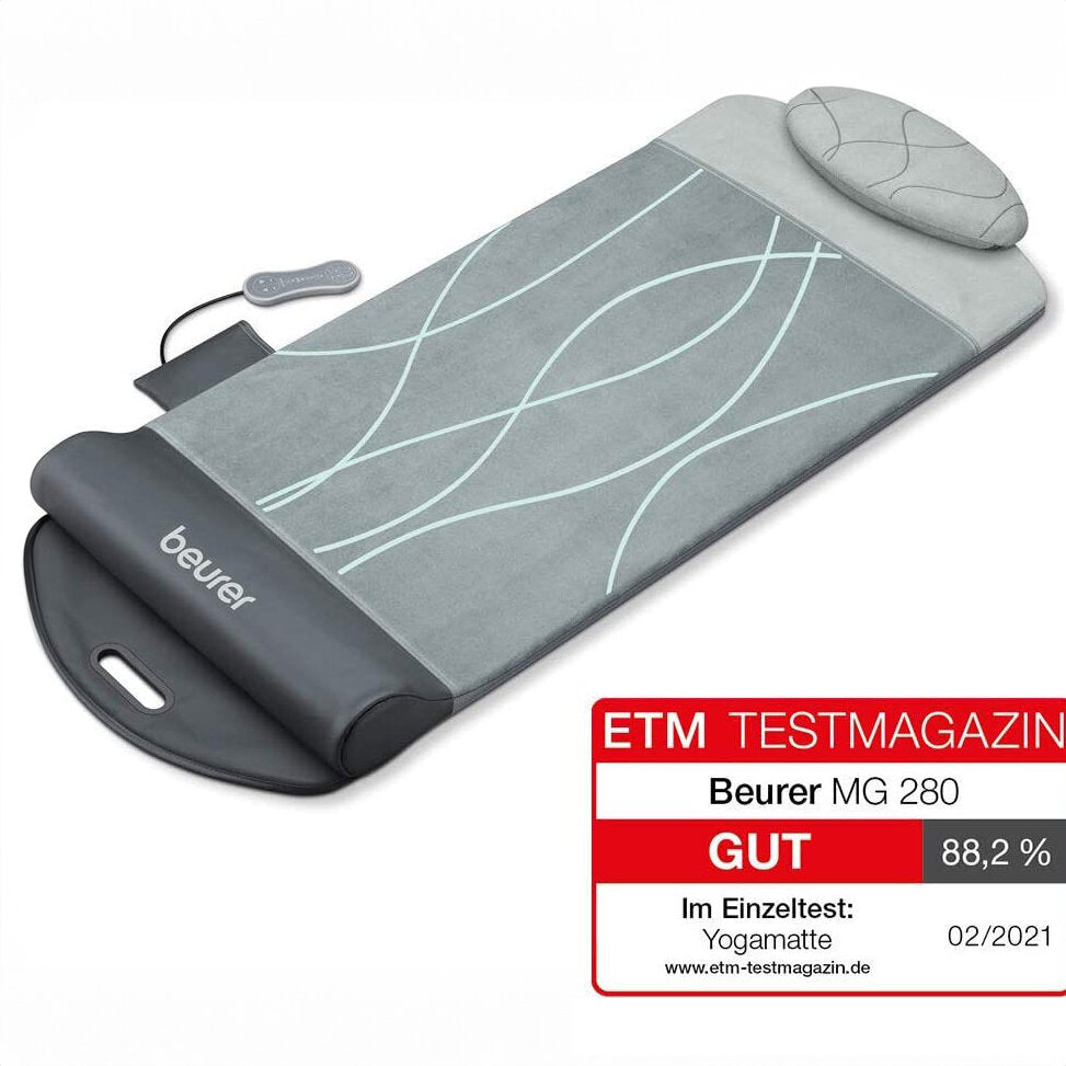 Beurer MG 280 Massageliege mit Kopfkissen und Fernbedienung, auf weißem Hintergrund.