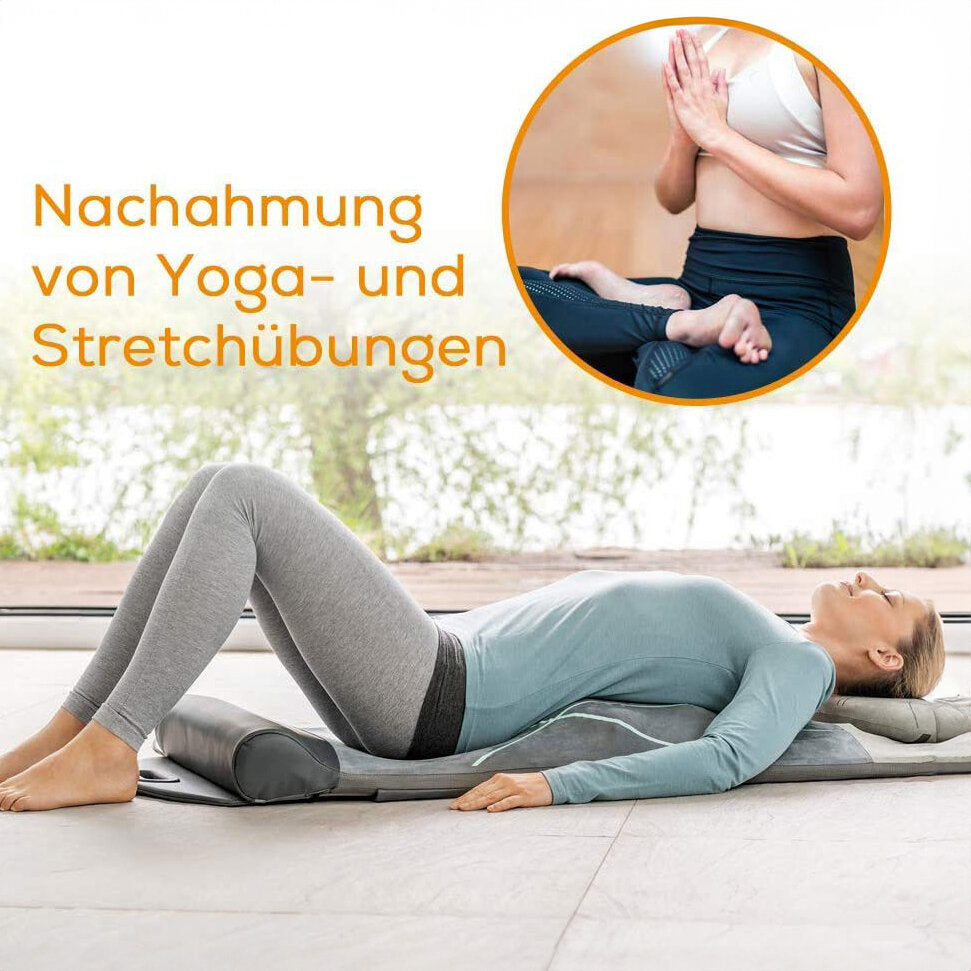 Frau liegt auf einer Yogamatte in Rückenlage, mit Kissen unter den Knien, im Liegen.