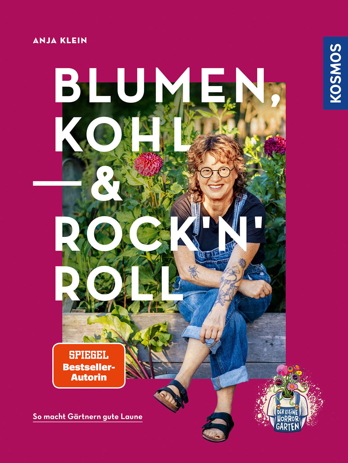 Buchcover mit einer lachenden Frau mit Brille und Tattoos, sitzend in einem Garten mit bunten Blumen.
