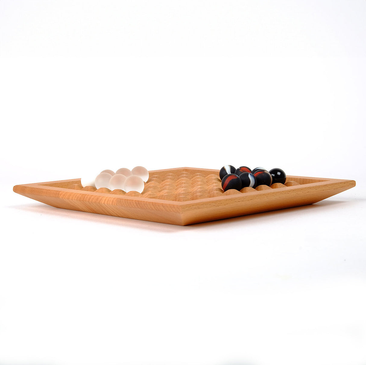 Holz-Backgammon-Spielbrett mit weißen und schwarzen Spielsteinen auf weißem Hintergrund.