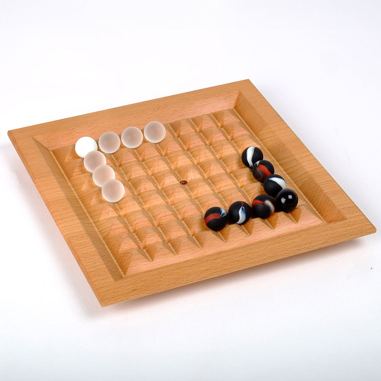 Holz-Backgammon-Spielbrett mit weißen und schwarzen Spielsteinen.