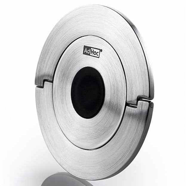 Runder, silberner Metall-Objekt mit schwarzem Zentrum und "AdHoc" Logo, vermutlich ein Möbel- oder Küchenaccessoire.