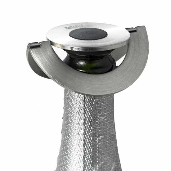 Wassersprudler mit Metallkapsel, Kunststoff- und Metallteilen, auf weißem Hintergrund.