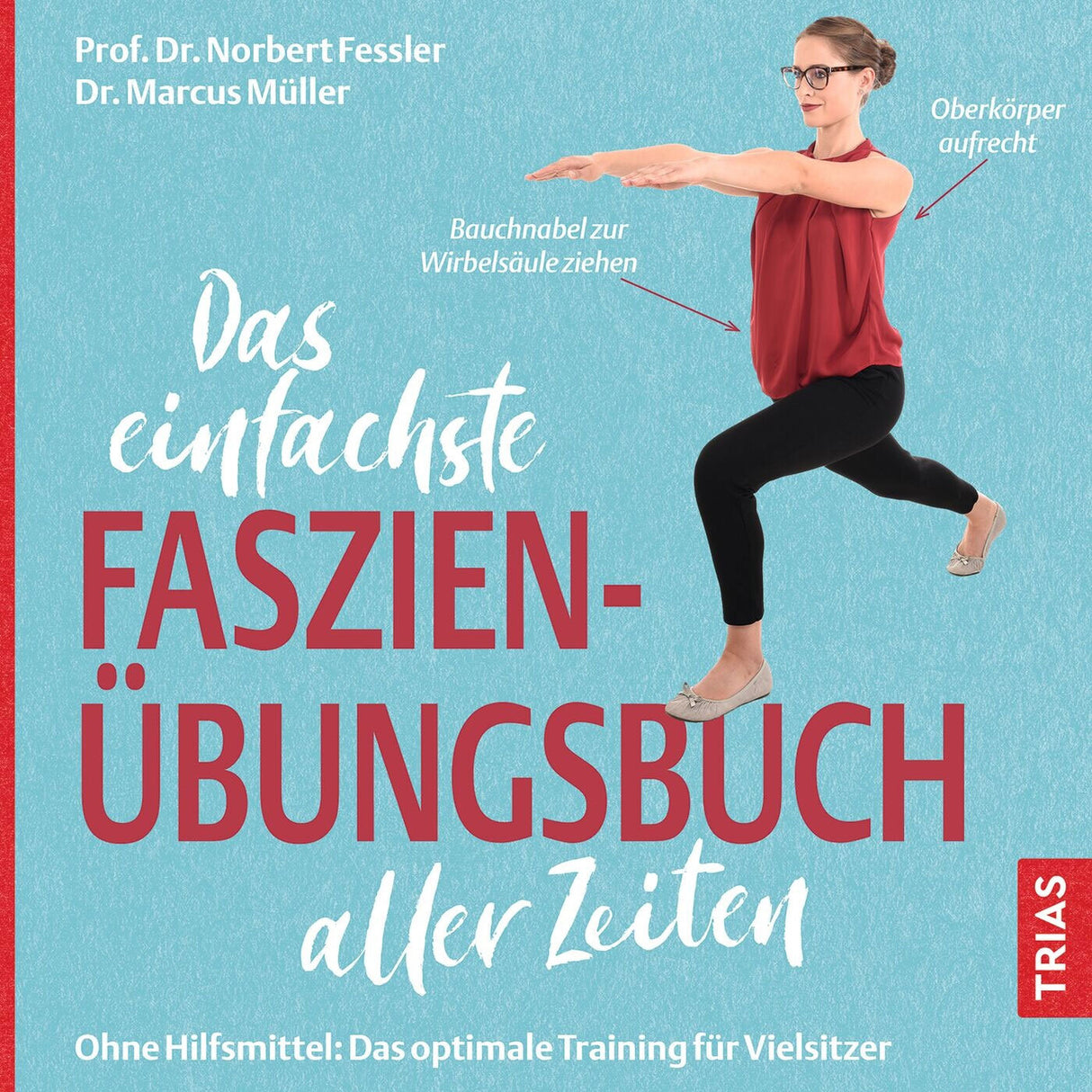 Frau in Yoga-Position, hebt Oberkörper aufrecht, zieht Bauchnabel zur Wirbelsäule, trägt Brille, rotes Top, schwarze Hose.