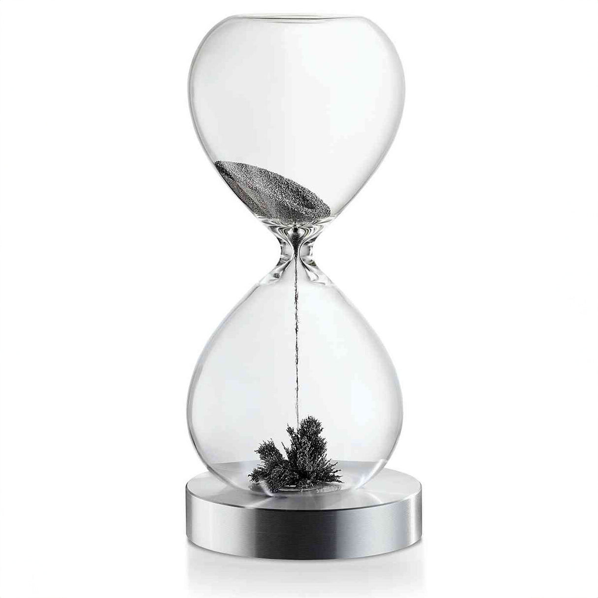 Sanduhr mit schwarzen Sand und Dekoration am Boden, auf silbernem Sockel.