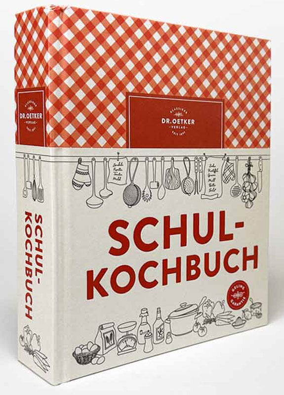 Schulkochbuch mit rotem und weißem Deckel, Illustration von Küchenutensilien und Lebensmitteln, Titel in großen roten Buchstaben.