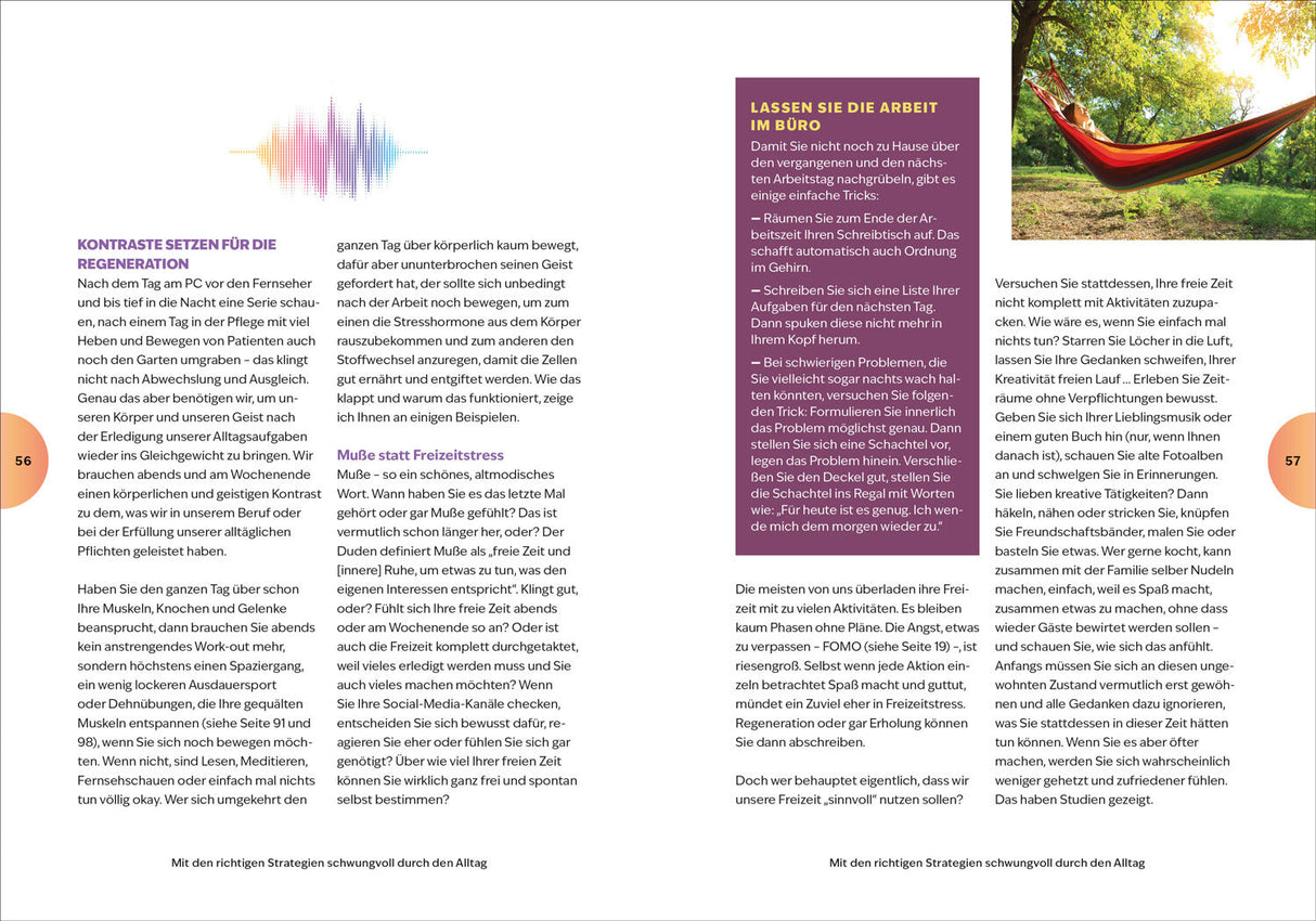 Ein Mann liegt in einer Hängematte im Grünen, umgeben von Bäumen, bei Sonnenschein.