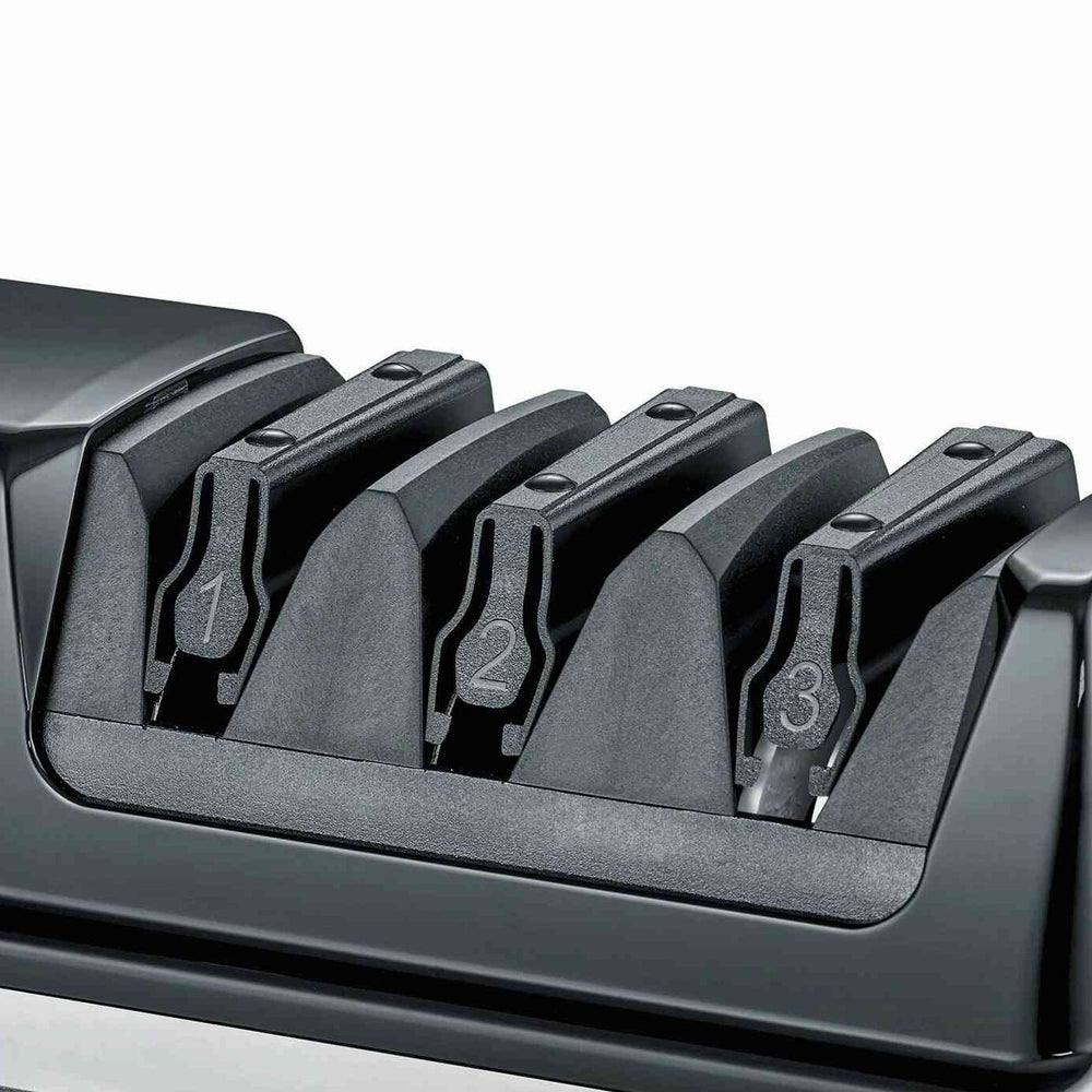 Mehrere schwarze Klammern mit Nummern 1, 2 und 3 in einem schwarzen Halter.